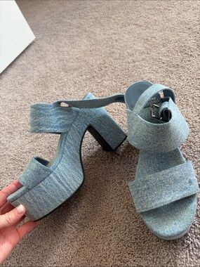 Adorable Jeffrey Campbell platform size 7 denim